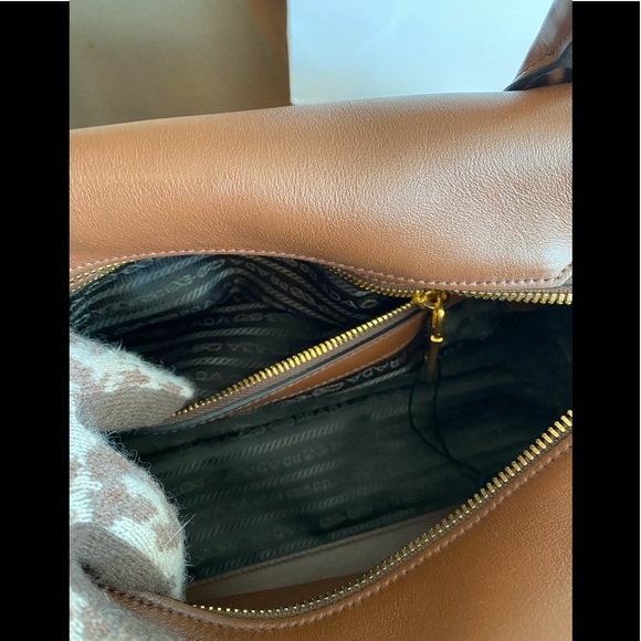 💥HOST PICK💥👜AUTHENTIC PRADA LEATHER HANDBAG 👜 - Picture 11 of 14